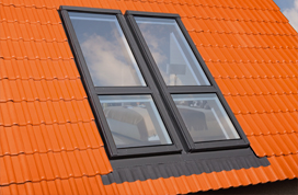 Tarpinės balkono tipo stogo langams